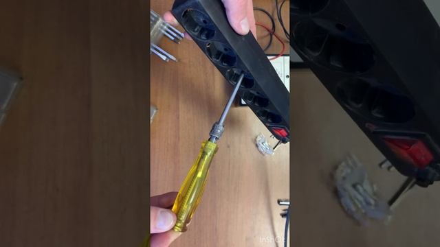 Работа индикаторной отвертки #работа #электрика #радио ток #индикатор #ток #фаза #напряжение #прибо