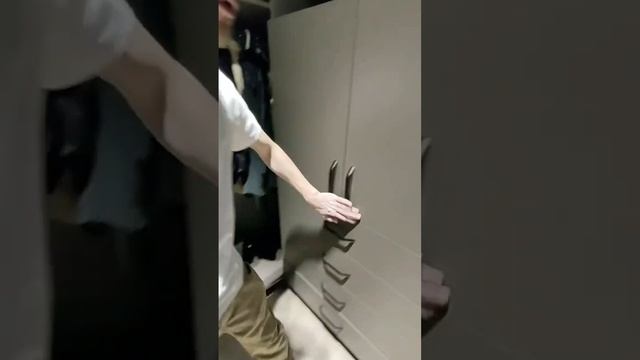 Обзор реализованной, функциональной гардеробной при входе; с хоз. блоком, а также постирочной.