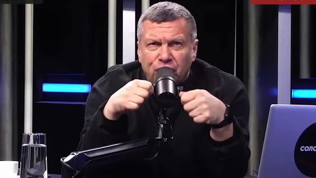 Владимир Соловьёв изображает велосипедистов.