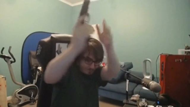 МЭДДИСОН СТРЕЛЯЕТ ИЗ ПИСТОЛЕТА