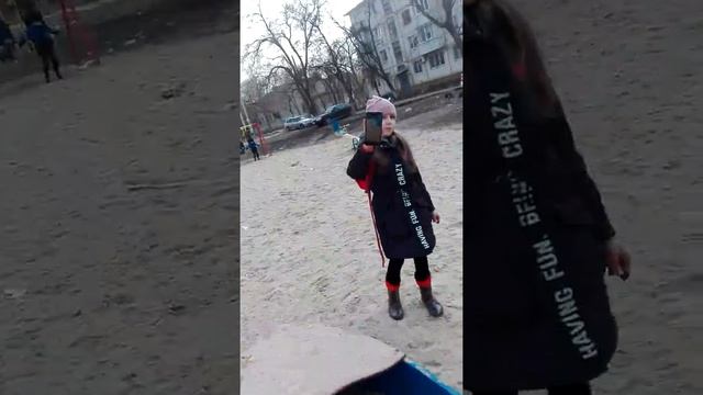 Гуляем с подругами файл Маша Разбила телефон з