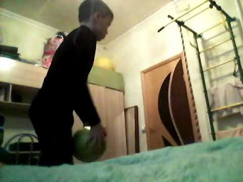Играю в баскетбол дома.