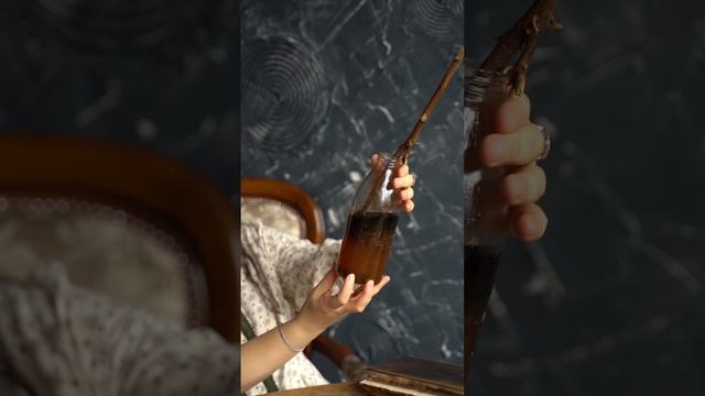 Терпентиновый бальзам с пчелиным подмором Растирка с пчелиным подмором — это натуральное средство.