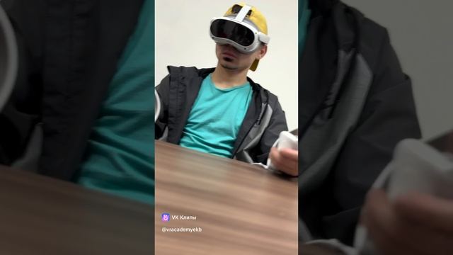 Избавиться от языкового барьера при говорения на английском - легко в VR Academy!