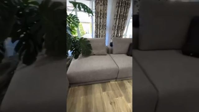 Большой угловой диван с мраморным столом