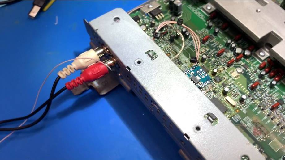 Mitsubishi Outlander 1 установка усилителя Rockford Fosgate, эмуляция управления и переварка кузова