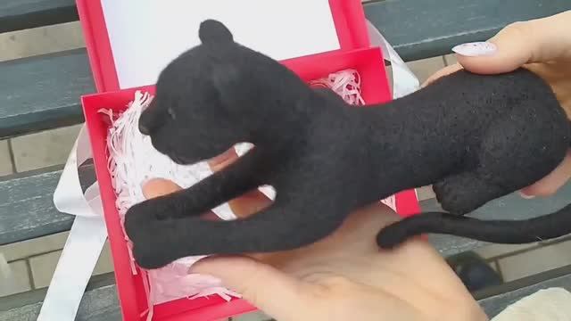 Черная пума из шерсти: уникальный сувенир ручной работы