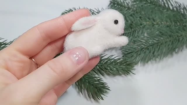 Брошь крольчонок: эксклюзивное украшение ручной работы из шерсти