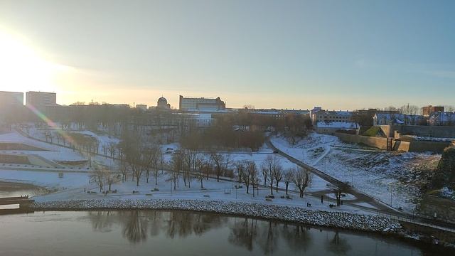 Вид с Ивангородской крепости на крепость в городе Нарва.