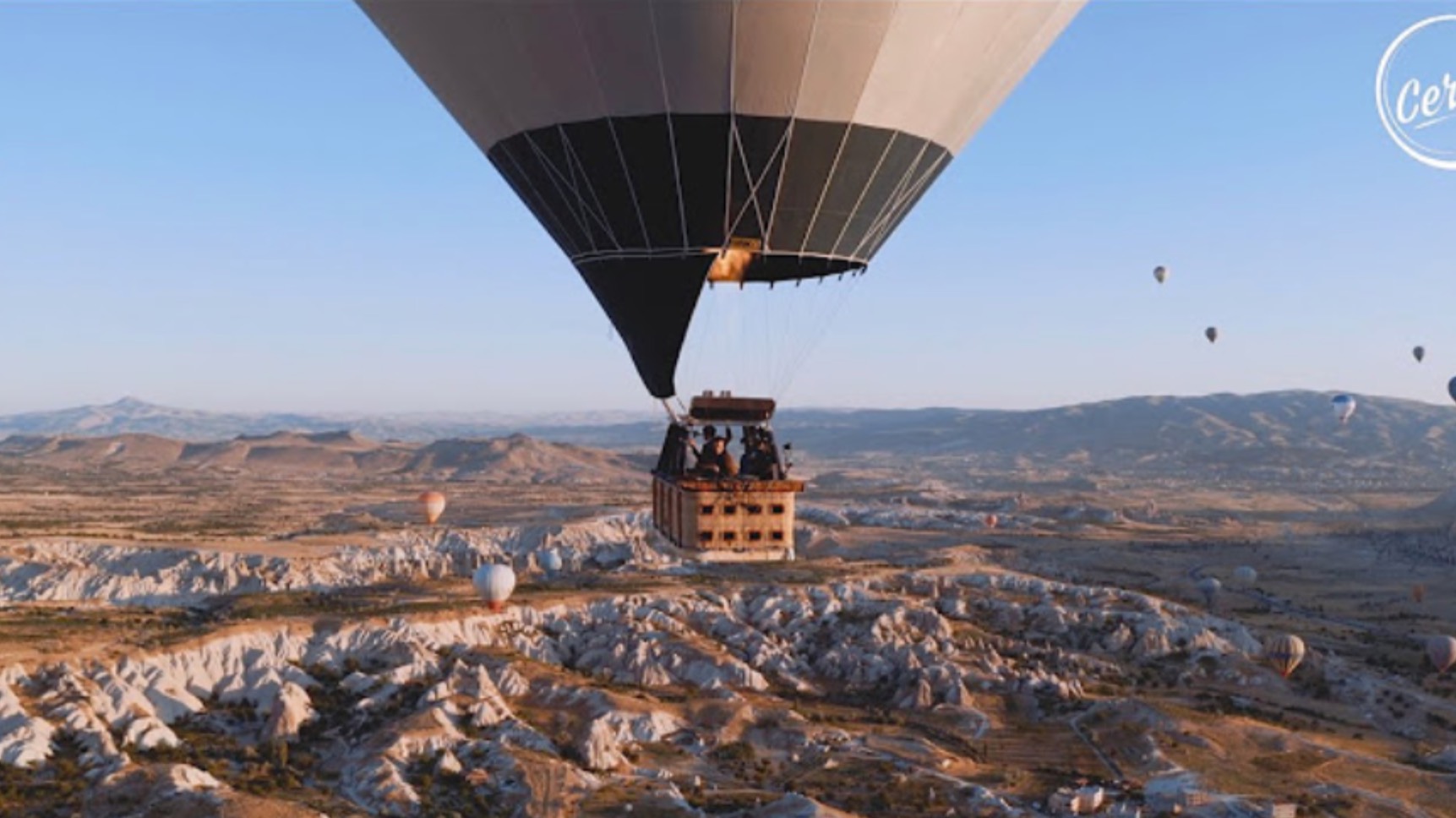 Диджей на воздушном шаре.
Ben Böhmer Live Above Cappadocia In Turkey For Cercle