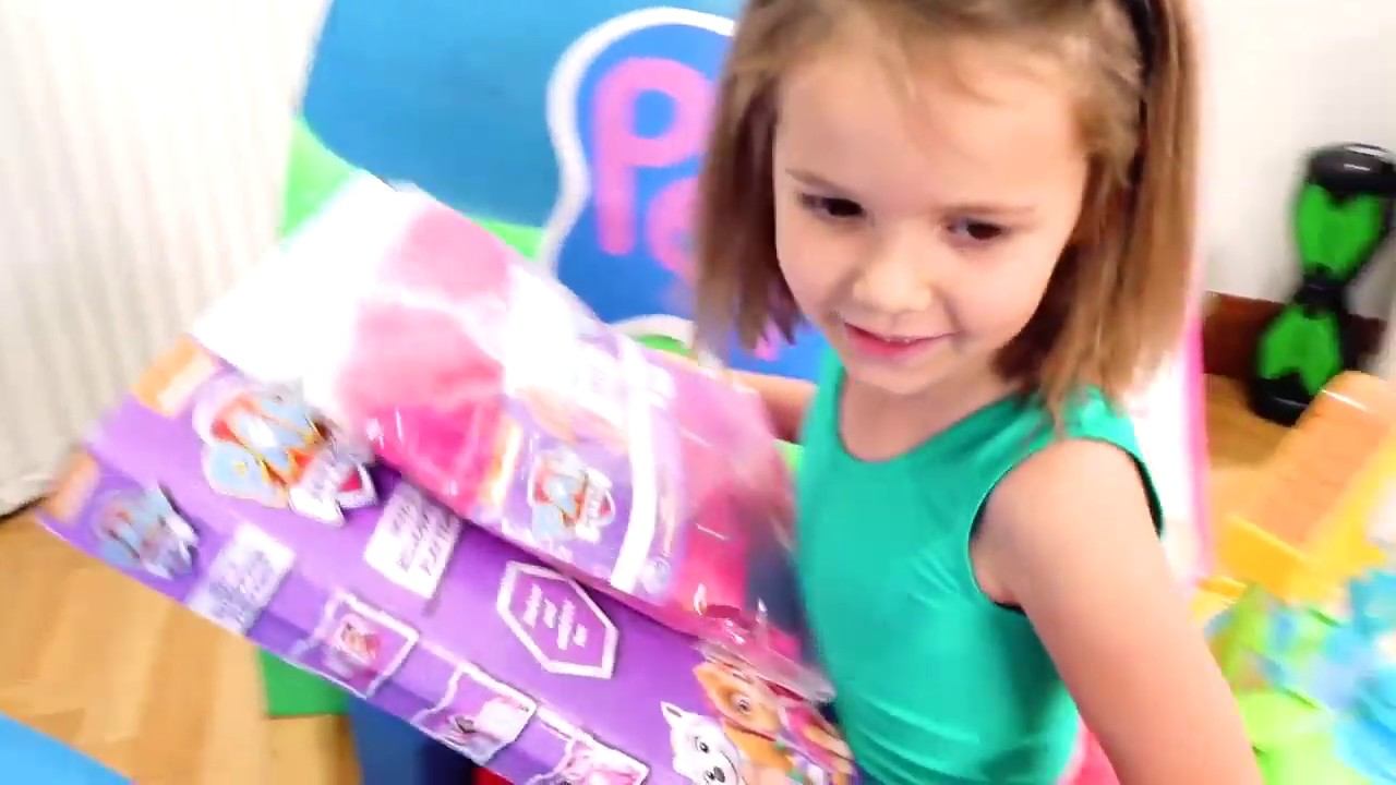 Макс и Катя играют с сюрпризами в огромных яйцах.