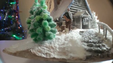 Миниатюра заснеженного дома