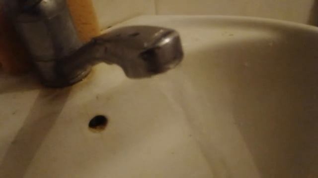 Вода течёт