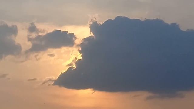 Закат Солнца. Туча,  а в ней женщина, смотрящая вдаль