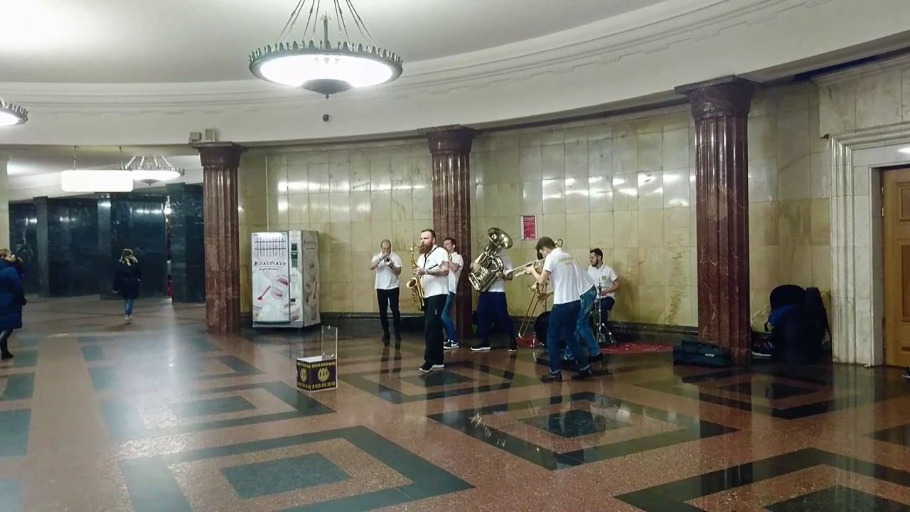Метро Курская пацаны зажгли,духовой оркестр))
