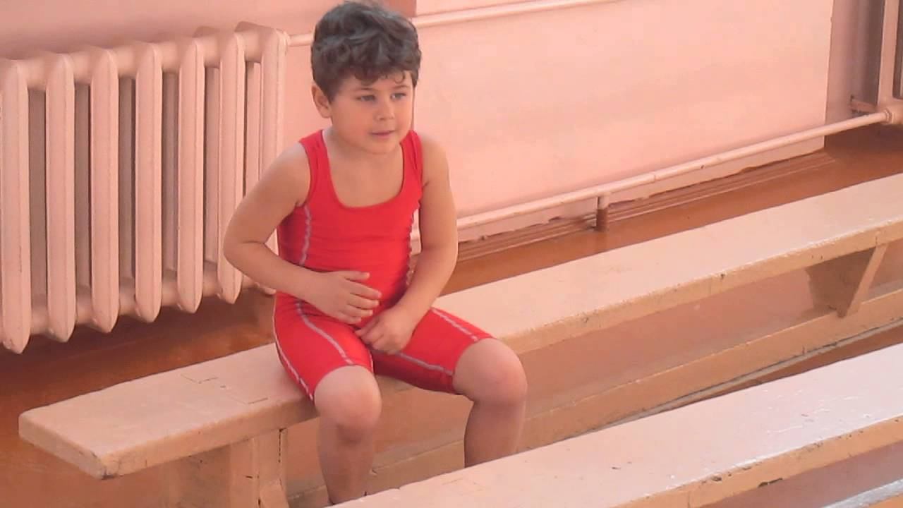 Адам учится отжиматься между скамейками 2