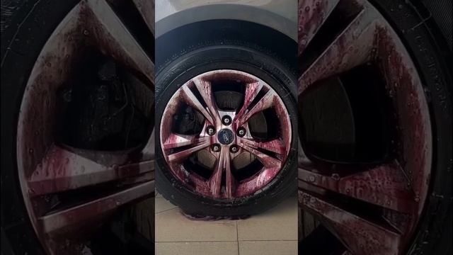 Убираем налет с колес авто 🚘🔥 WB: 178006272.  OZON: 1200022661  #автолайфхак #авто  #automobile