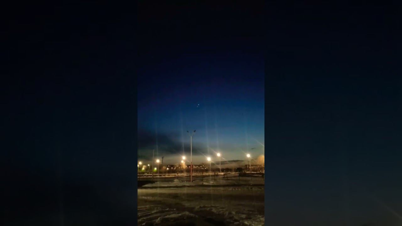 эти две звезды два странных ярких объектов в ночном небе
