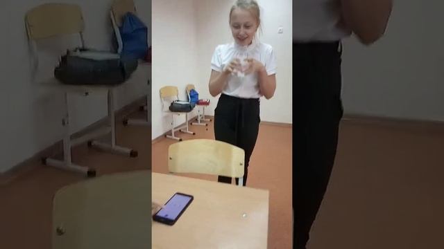 девочка выпила стакан воды за одну секунду