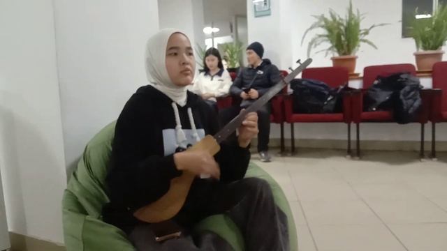 Комуз чертуу Комуз чертуу уйронуу