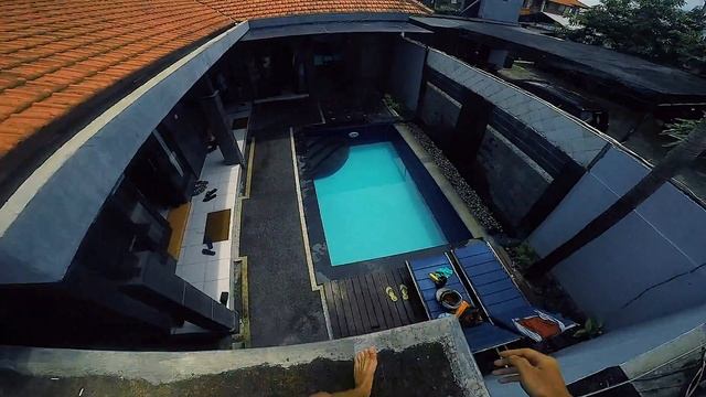 Jump Into The Pool / прыжок в воду (Бали)