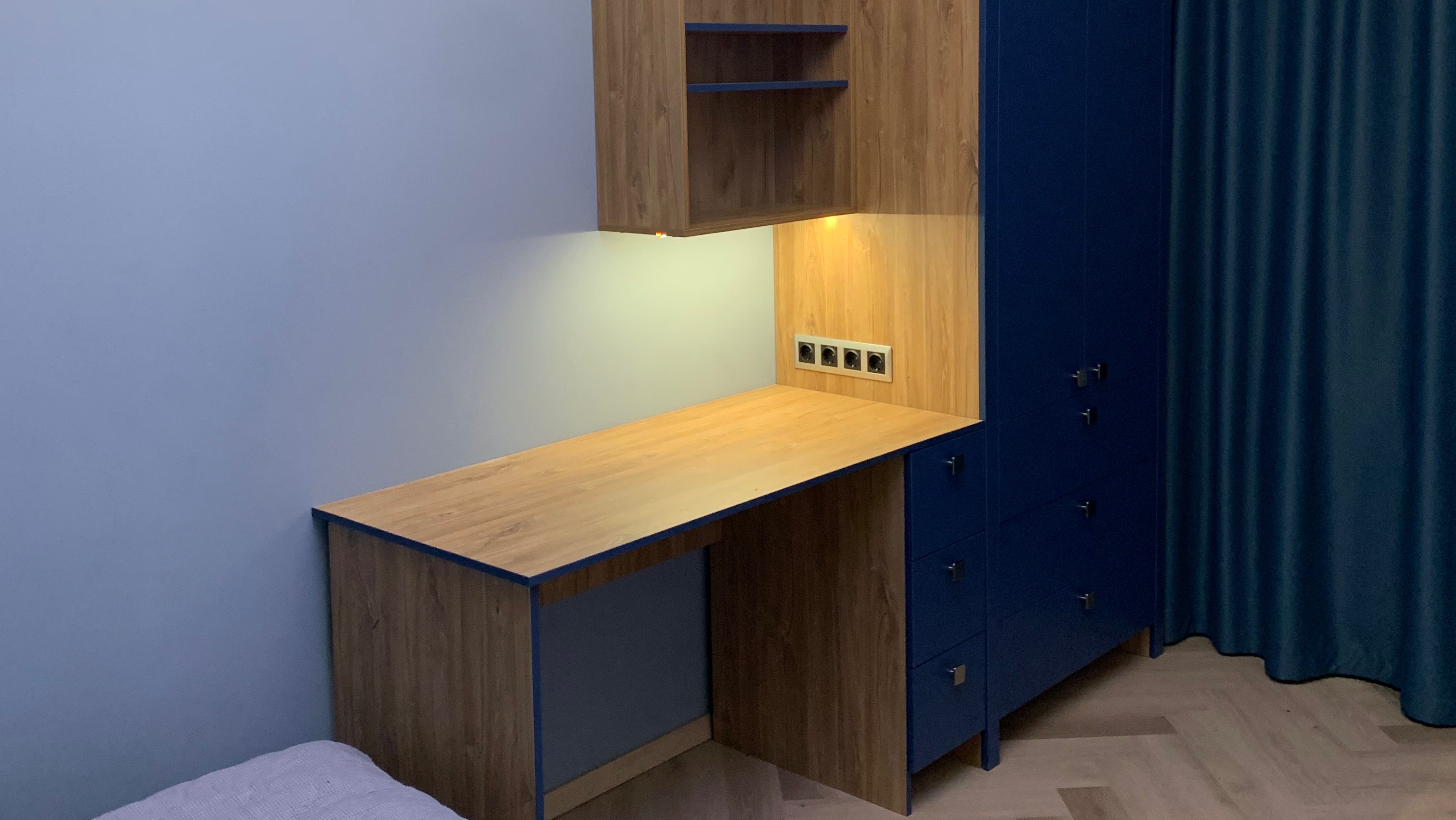 Шкаф с подсветкой и столом в детскую комнату.