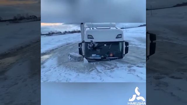 Фура ушла под лед на переправе через Каму