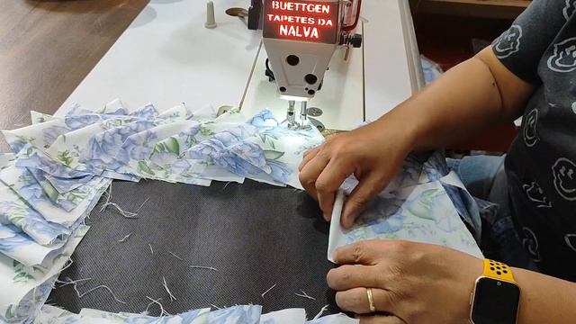 AULA DE UM TAPETE FEITO COM RETALHOS DE MICROFIBRA DÁ CERTO🤔 VEJA A DICAS PASSO A PASSO  😲