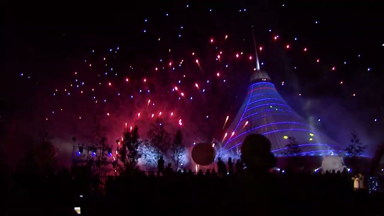 Шоу в честь открытия ТРЦ Хан Шатыр в Астане 05.07.2010 года глазами зазаборного зрителя. (нарезка)