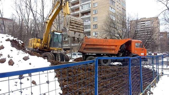 Свалка грунта во дворе дома 7 по улице Академика Комарова 3.04.2014