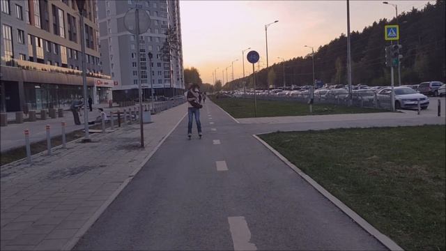 Лиса катается на роликах. Большая прогулка по городу)  / MIKI THE FOX