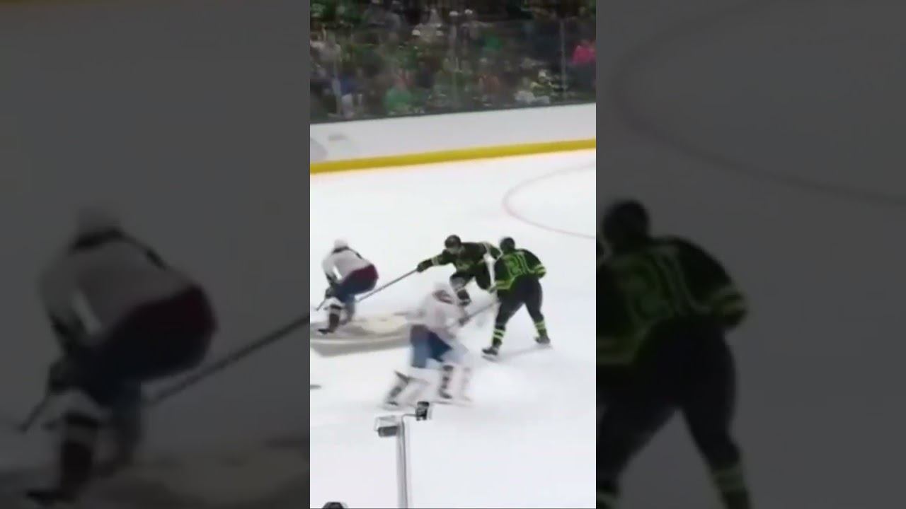 Почему этот парень вообще считается защитником??? #хоккей #нхл #shorts