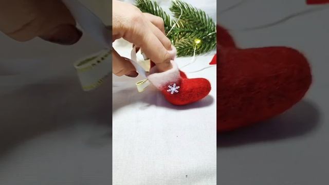 Елочная игрушка: Валяные валенки для новогоднего настроения