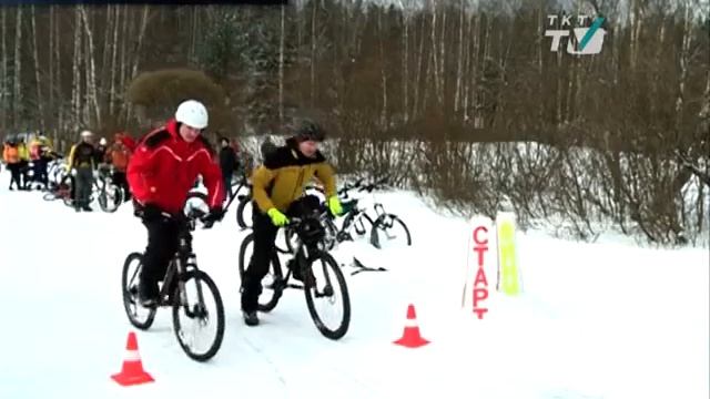 Городские велосипедисты проводили зиму в проруби