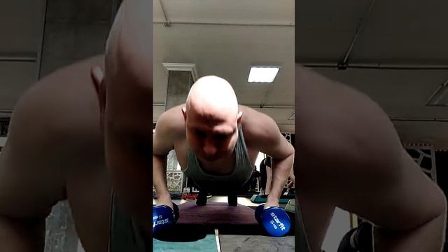 Узкие отжимания Задняя поверхность предплечья #fitness #sports #motivation #funny #fitnessmotivatio