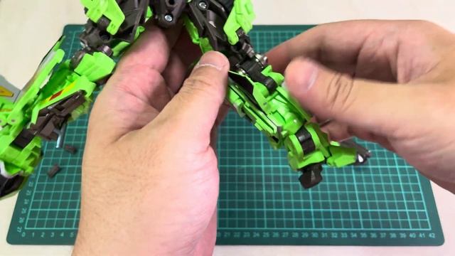 Transformers Masterpiece MPM-11D Dark of the Moon Autobot Ratchet (Robot mode to Alt mode)