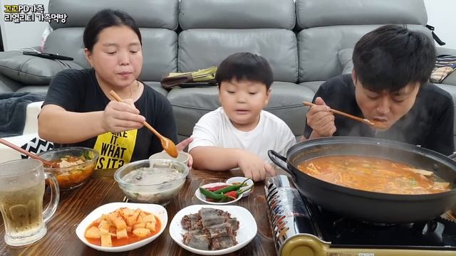 리얼가족먹방:)얼큰한 곱창전골,순대국밥,순대에 소주한잔했어요(ft.청양고추)ㅣGopchang Jeongol & Soju,Sundae GukbapㅣMUKBANGㅣEATING SHO