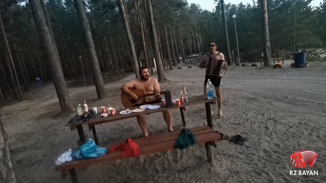 А у девчонок ветерок дует дует между ног... (Студент)