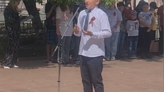 Выступление на митинге в пгт. Верхнее Дуброво.
Коллонтаев Глеб читает стихотворение С.Кадашникова.