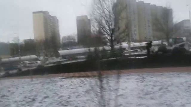 Работники активно выкладывают дорожки у АТБ