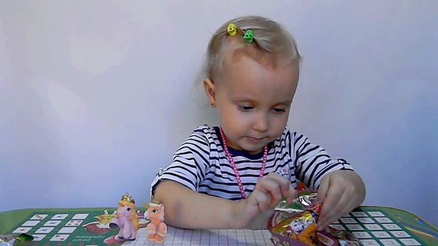 Открываем пакетики с игрушками лошадки Филли