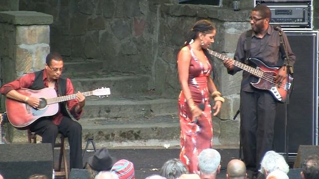 Nancy Vieira - Esperaça Di Mar Azul - LIVE At Afrikafestival Hertme 2014