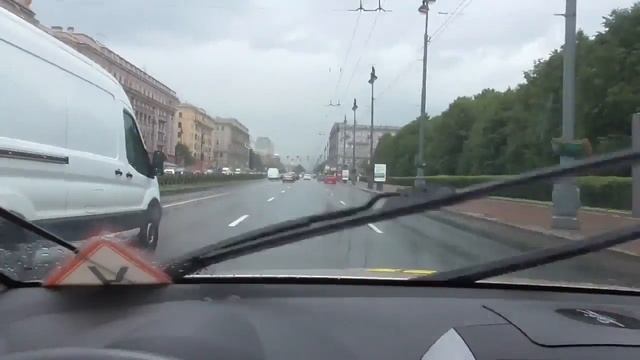 Что лучше применить на стоянке , тормоз или передачу.