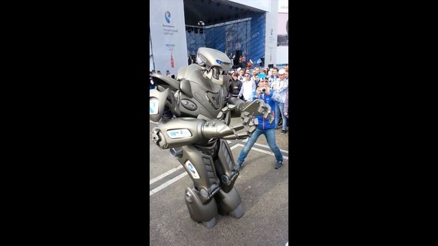 Робот Титан на Live Site Sochi 2014 Uzhniy Mol