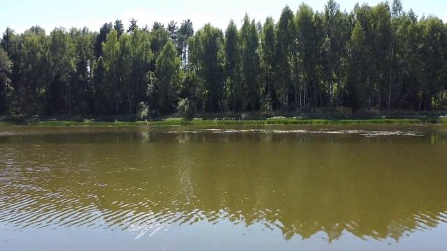 отдых с палаткой в красивом месте на реке картынь