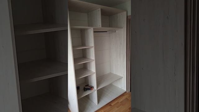 Найпростіша шафа купе, полички і штанга для одягу!