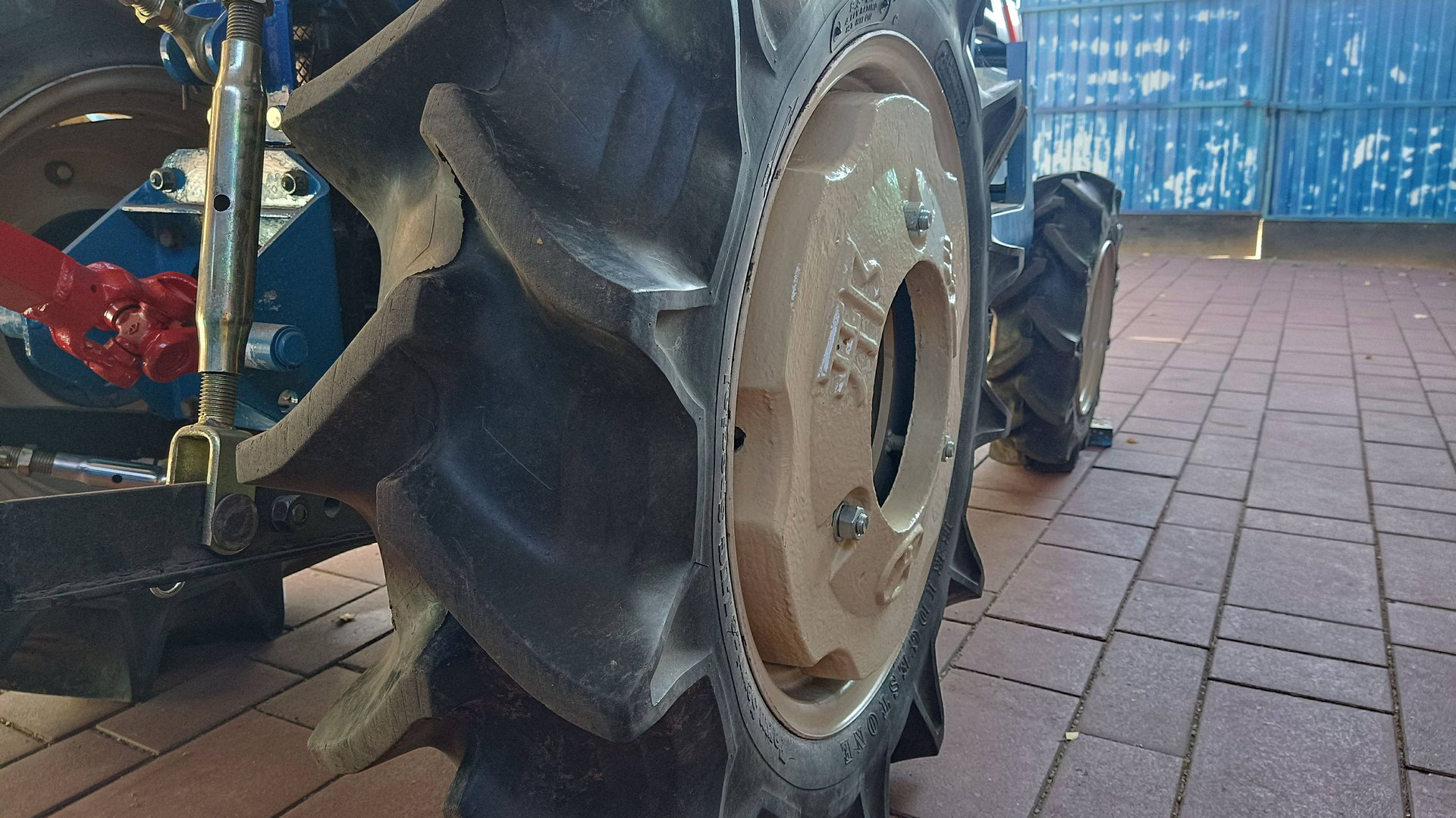 Утяжелители задних колес на японский минитрактор ISEKI TU160