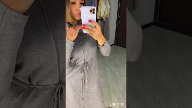 Серое трикотажное платье от магазина Colorfaith Official Store.