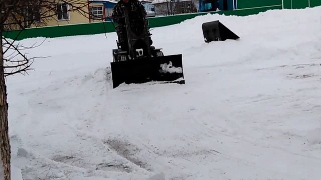 Мини погрузчик уборка снега!