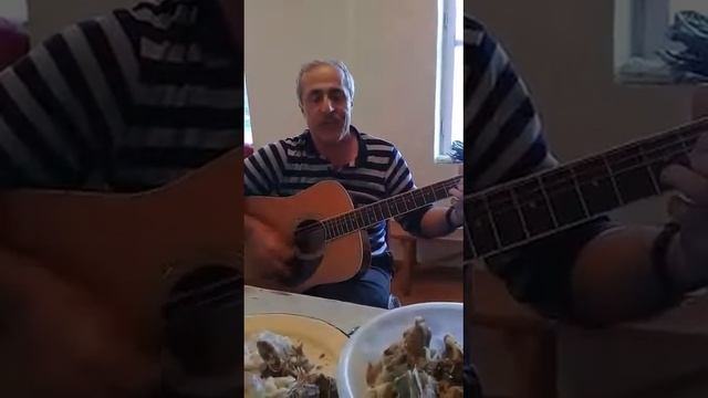 Магамед Салам поёт.